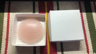 这个胸贴真的很好用很好用很好用！！！ 我已经买了好多个了。是不爱穿内衣女孩的福音！不像廉价的胸贴一样厚重，轻薄的同时又能安全的遮住点！用久了会有一些失去粘性，所以就一下子买了两个存起来！现在都有小盒子了，见证他的包装改变！！！