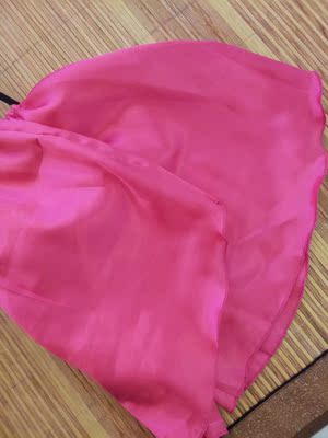 很漂亮质量很好穿上很性感,中间的荷花是刺绣的很精致 很漂亮质量很好穿上很性感,中间的荷花是刺绣的很精致