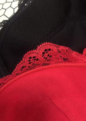 和描述的一样，颜色是正红。包装很好，一小件也不含糊，一个很有女人味的盒子。就是物流太慢了，发的邮政，平时3到4天，这次6天。黑色是实体店买的，穿了一年了