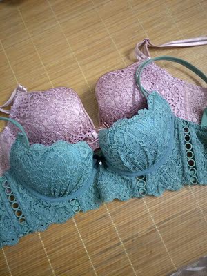 颜色和店家图片一样，但是穿起来没绿色那套舒服，感觉这套有点压胸，聚拢效果可以，小胸完全没问题