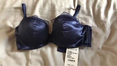 宝贝收到了，很舒适，颜色非常满意，现在很薄，两排扣的已经很少了，总之很满意 ，会回购