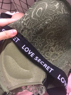 穿着很显胸大！比较性感时尚，而且很聚拢，实物没有色差 开心  买到喜欢的内衣啦！！