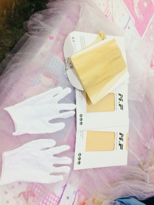 第一次来店里买袜子,感觉很好哦,很是喜欢,不同的颜色入手一个。来说说我的穿着体验吧,这个袜子怎么说呢,别人介绍你的颜色不一定适合喔,还需要自己买了试穿着看自己适合什么颜色的,这就好比我们买粉底,那么多色号我们都不知道自己适合什么样的,只有自己尝试了才知道呢……所以小仙女们不要犹豫,看着喜欢的就买了试试看才知道自己适合什么样的呢。谢谢掌柜送的手套,很是贴心呢,我之前没收到货的时候自己还买了一双准备着呢,哈哈哈,喜欢这样贴心的店家,祝掌柜生意红红火火。 第一次来店里买袜子,感觉很好哦,很是喜欢,不同的颜色入手一个。来说说我的穿着体验吧,这个袜子怎么说呢,别人介绍你的颜色不一定适合喔,还需要自己买了试穿着看自己适合什么颜色的,这就好比我们买粉底,那么多色号我们都不知道自己适合什么样的,只有自己尝试了才知道呢……所以小仙女们不要犹豫,看着喜欢的就买了试试看才知道自己适合什么样的呢。谢谢掌柜送的手套,很是贴心呢,我之前没收到货的时候自己还买了一双准备着呢,哈哈哈,喜欢这样贴心的店家,祝掌柜生意红红火火。