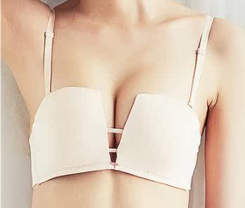 无意中发现他家的店铺 ，很喜欢他家的内衣，款式好看而且也很舒适，最主要的很适合小胸的妹子们穿，之前店里买的内衣还贵一件至少都得一百多而且穿着不是空杯就是往上跑，现在已经把店里买的内衣都淘汰掉了，在她家已经买了3件了之前买了一款蕾丝的和一款荷叶杯，荷叶杯的好看不过没有这款的和蕾丝的穿着舒适 这次买的无肩带的配吊带裙穿，很不错，穿了好几次了不会下滑的，放心穿吧 已经推荐给身边好朋友了，以后买内衣就买他家的了，希望更加优惠一些，第一次发自真心的想好好夸一下