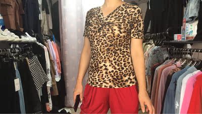 买了一件长袖，觉得很满意，所以又要了一件短袖，面料一样的舒服，版型一样的漂亮！喜欢的不得了！