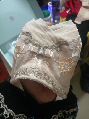 跟实体店的同款黑色有区别，做工，鸡心位处的包边网纱高低不一样，可以看图，浅色款在网上买的，不太好穿！价格确实优惠了不少的。