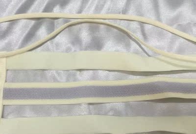 内衣承托效果相当不错，托得起胸部，聚拢效果挺不错的，面料质感细腻，触感蛮舒适的，穿戴久了也不会勒着难受，炒鸡喜欢这款的，我这种看颜值的外观党不多想先赞下店家，抹胸面料挺柔软，无钢圈的奏是舒服，奏是自然，内衣下围松紧度合适不会勒，后背带还能防滑，没穿过侧扣的这种，穿着还是蛮舒适的，没什么束缚感，抹胸的聚拢效果还行，搭配的挂脖带甚是讨喜啊，可以搭配好多的衣服，客服小姐姐服务热情也到位，不懂的都有详细说明，以后常来光顾是肯定的了。