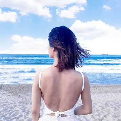 很好看質量很好,跟照片一模一樣,只是小胸穿上會很像肚兜,除非貼乳貼還有很明顯的胸型,不然真的要慎選 很好看質量很好,跟照片一模一樣,只是小胸穿上會很像肚兜,除非貼乳貼還有很明顯的胸型,不然真的要慎選