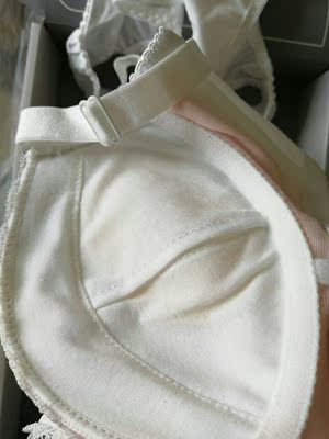 很可爱，一眼看上就很喜欢，小清新的挺薄的，半杯的就适合我这种小胸，小内内也很光滑的料子，摸上去挺舒服的，还想再买一套清凉绿色的，啊啊啊啊超喜欢