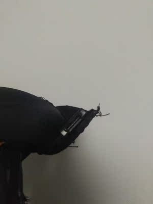 内衣前面的塑料扣子扎的肉疼，带花边的肩带因为没有弹性，勒的皮肤很难受，穿着很不舒服。