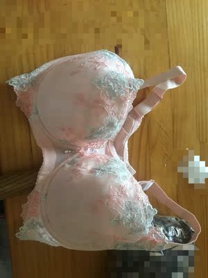 好看，实物和图片颜色一致，蕾丝精致，但最主要的是穿上型好，活动有优惠，喜欢