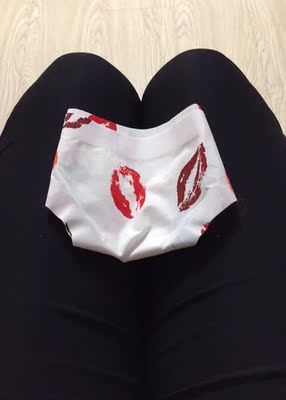 摸着面料挺好，很细腻，样子也很好看，满意！