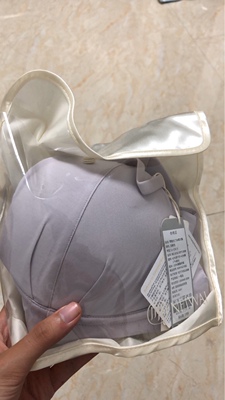 这件是和友女的拼单。希望平日活动也多一点～给力一点。自从穿了内外的无钢圈，生理期的日子里只想穿内外，真的是相当舒服。有段时间小叶增生总是疼，真的是必备！然后这次自己入的两款，一款桑蚕丝一款杜鹃同款，只能说好像不如上次直接买的套头款舒服，可能双11还是会回购原来那款。杜鹃款感觉不是很适合圆盘胸，但是上身真的很好看很有气质&hellip;还有个问题是罩杯其实是合适了，但是会有勒痕，但是舒适度穿的时候都是完全ok的，可是脱下来就有非常明显的勒痕。桑蚕丝的款话&hellip;要很努力调节到自己合适的肩带程度，其他没毛病。