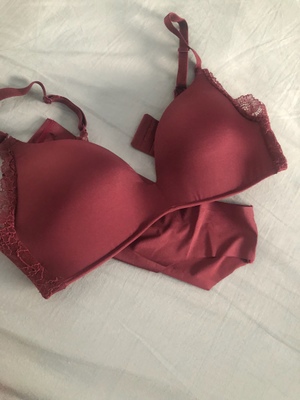 颜色太漂亮了,实物和图片一样,性价比挺高的,质量赶紧不错,罩杯也很聚拢,不空杯,罩杯大小很合适,很适合胸小mm,料子也不错,这款宝贝真的很舒服,这是我穿的最舒服的一款,侧翼透气很不错,对于我这种胸小的来讲非常适合无钢圈的,穿着软软的,就跟真的一样,料子摸起来也很舒服,肩带很好一点也不勒,总的来讲,很划算,还是自己喜欢的颜色,非常好。 颜色太漂亮了,实物和图片一样,性价比挺高的,质量赶紧不错,罩杯也很聚拢,不空杯,罩杯大小很合适,很适合胸小mm,料子也不错,这款宝贝真的很舒服,这是我穿的最舒服的一款,侧翼透气很不错,对于我这种胸小的来讲非常适合无钢圈的,穿着软软的,就跟真的一样,料子摸起来也很舒服,肩带很好一点也不勒,总的来讲,很划算,还是自己喜欢的颜色,非常好。