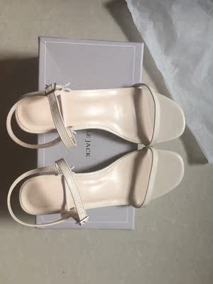 鞋子质量还是不错的，颜色也好看，是标准码，只试穿了一下，还没有穿着出去走走，中间有一些小问题，店主很热情很耐心的给解决了。