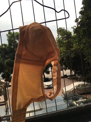 面料是很薄很舒适，我穿上刚刚好，是我想买的那种内衣，感觉质量真的很好，穿上去没有压迫感，特别的透气，手感特别好。价格很亲民，好评，特别好！蕾丝柔软，一点也不扎肌肤，穿上身有一点小性感，哈。。推荐购买！