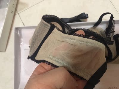 一直种草，纠结买一套还是单买，最后决定先试试bra。果然不出所料很好看，极致诱惑，就是露点，棉布完全在点点下面，没关系，用个乳贴就好。拉拉怎么能设计出这么好看的内衣？喜欢拉拉，身材好sense好，挺你！btw，包装怎么那么好看！