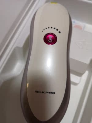 涂上凝胶再打激光，就不会那么疼了，光是红色的，是激光，在皮肤上才会出光，那个绿色的灯不是出光的地方，除了不能像美容院那样快闪连续出光，很考验耐性以外，效果应该是有的，还有默认的物流不好，太慢