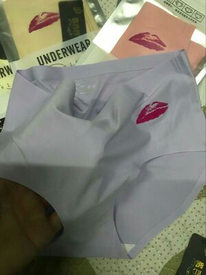 面料穿着很舒服，也很透气哦，尺寸大小合适哟。快递速度也超级快的呢，综合不错。很符合我的心意哦，质感也很不错，价格又实惠，&nbsp;店家服务态度超级棒的呢，值得推荐。第一次写这么多评语