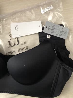 真的是金薇老顾客了，一下买了三件，还有一件老款高端款灰色的，胸小没办法只能穿厚杯的，聚拢效果真的是没话说，一直都在微商买，可是微商价格好贵啊！这个真的是正品，跟我在微商买的一样的，大家可以放心买，平时很少评论发图，只想把好东西分享给你们！