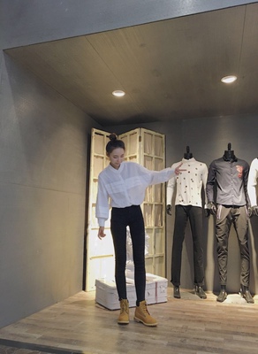 鞋子好看的呢，做工蛮棒的，有质感，比我预想好多啦，鞋型正，尺码合适，听客服推荐购买的合脚呢。质量不错哦，细节处理得也蛮OK的，性价比可以，上脚不错，百搭款，发货快，满意