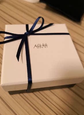 hkah18k小红心项链必买必买必买！不掉色也不过敏~超级百搭，小小一个太精致啦，本来在纠结买大心还是小心，但是相信我小心真的很精致很好看，显得人很秀气，反正这跟项链入了完全不会后悔 也不用担心红心很俗气，就跟信后小小的朱砂痣一样！