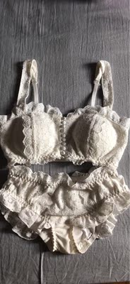 白色这套发货确实挺慢,好像等了一个多月?好在我倒是不着急用,客服也特意告知到货会很慢。款式比较特别,肩带比较像宽边的吊带,露肩穿还挺好的,比寻常内衣肩带露出来好看多了,可惜就是还有一小节是老肩带样式~不露出来倒也还好。设计是前扣的,小扣子挺多,特别好看就是难得扣得很。我都是偷懒扣好就不打开了,直接慢慢套头穿哈哈~ 白色这套发货确实挺慢,好像等了一个多月?好在我倒是不着急用,客服也特意告知到货会很慢。款式比较特别,肩带比较像宽边的吊带,露肩穿还挺好的,比寻常内衣肩带露出来好看多了,可惜就是还有一小节是老肩带样式~不露出来倒也还好。设计是前扣的,小扣子挺多,特别好看就是难得扣得很。我都是偷懒扣好就不打开了,直接慢慢套头穿哈哈~