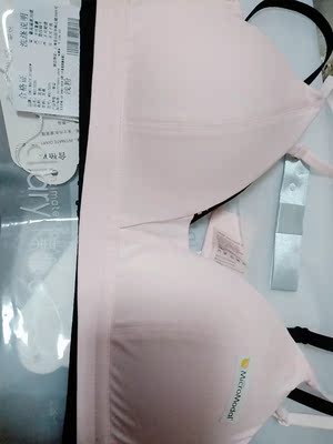 上次买小了,退货蛮顺利的,这次买大了一码,虽然好像还是有一点点紧,但是比之前的要好一点,面料很喜欢,第一次穿莫代尔的内衣,比之前买的设计都不太合理的内衣好多了,总之值得买 上次买小了,退货蛮顺利的,这次买大了一码,虽然好像还是有一点点紧,但是比之前的要好一点,面料很喜欢,第一次穿莫代尔的内衣,比之前买的设计都不太合理的内衣好多了,总之值得买