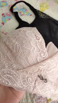 在他们家买过好几次内衣了质量都不错。细节都做的挺好的，夏天穿还凉快。透气性很好～