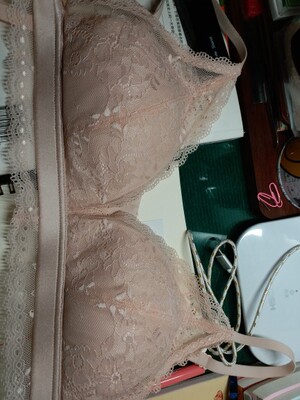 杯型很好看，下边有点勒