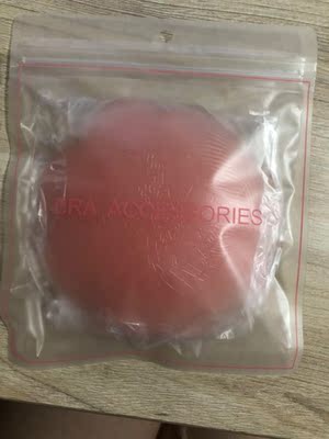 收到提胸贴了哦，独立的包装，这样看起来比较卫生，看着就贴心，说实在的，店家这款提胸贴质量真的是好好啊！贴了十个小时左右感觉不到有什么问题，晚上撕下的时候胸部也没有出现过敏和发痒的问题，可见粘性的质量好啊，不会刺激到我的皮肤。提胸效果也杠杠的，有需要还会回购