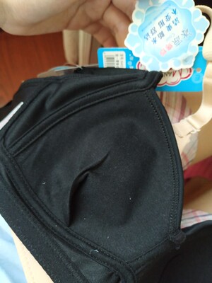 第4次买了 可是为啥这个给我发的货又是这样的！又没有缝合，松垮垮的老是不贴。以前在你家买的灰色，肉色都不是这样的。那个肉色的缝合了的就是以前你家买的 看图