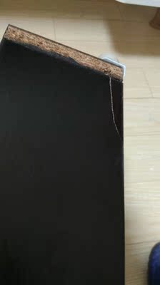 可以接受。电脑托板和右支架的螺丝误差1.5厘米。垫片少。玻璃吸盘属于最劣质的那种。面板刮掉一块指甲那么大,一块抽屉内挡板开裂,金属挡板中部扭曲。设计不错,精度一般,运输也就那样了,还是一体成型的金属部件比较靠谱 可以接受。电脑托板和右支架的螺丝误差1.5厘米。垫片少。玻璃吸盘属于最劣质的那种。面板刮掉一块指甲那么大,一块抽屉内挡板开裂,金属挡板中部扭曲。设计不错,精度一般,运输也就那样了,还是一体成型的金属部件比较靠谱