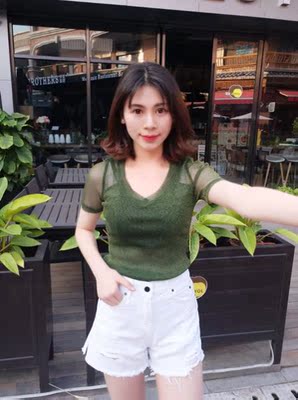 衣服bling bling好好看耶 超喜欢 面料也不扎人 V领设计很美腻 随便搭配都很ok 出去约会回头率会很高 哈哈 喜欢