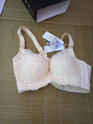 拿在手里挺重的，穿在身上就不重了！质量还可以，以前买过两件挺耐穿的！价格很实惠！