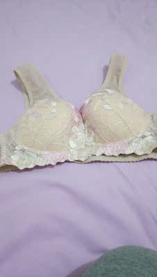 实物与图片相符，穿上后很舒服，肩周炎手不能后背，这款胸罩是不错的选择。准备还要入手一款。