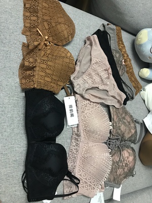 一下子买了四套，下午就收到货了，便迫不及待的回家打开看了下，真的很好看，质量绝对保证，大家走过路过不要错过哦，穿上美美哒。款式真的超好看，已经是第n次在这家店买内衣啦。包装非常好，一百个赞