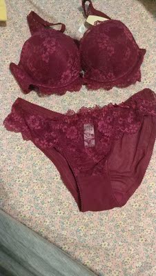 内衣挺好的，很性感。就是我的胸简直太小了，感觉什么内衣都拯救不了我了😂😂😂😂