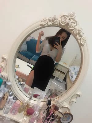 连衣裙款式简单大方，料子柔软，上身很性感，显瘦显身材，很喜欢！