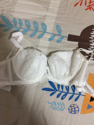 买了两件内衣，凑单又买了条内裤，质量都还行，就是有点纳闷，一样的码子一件偏大一件偏小，总体还行吧