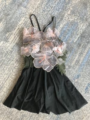 超级无敌好看啊，比图片上看起来好看，胸托这个处理特别合适，不会看起来怪怪的，又保守又可爱，完美完美，就是还没下水洗，不知道掉不掉色，应该不会，颜值真的超级赞，162，106，买的L码，合适，一开始还怕嫌小呢，完全不会，想买的小可爱别犹豫啦，好久没打这么字的评论了，说明这件泳衣超级赞的👍