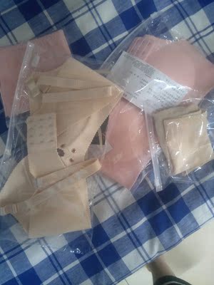 物流很快，质量很好，面料挺舒服的，做工精致，没有色差！