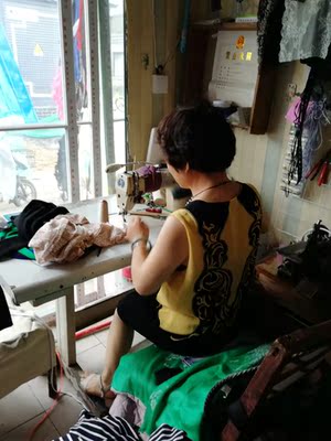 裙子厚厚的！160米，90斤穿中码，为啥光往上跑呢！这点不太好，要是不往上跑就好了，现在穿有点热，本来想到穿上不往上跑，现在穿不成，给家穿穿还可以，几十的衣服又果不住退了，给家偶尔穿穿吧！可能不适合这款吧！我穿一般不太好看，瘦子穿上好看！我穿有点不适合！质量挺厚实！