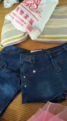 颜色正，微弹，扣子得自己弄开，