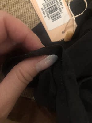 不好意思，现在才评价，因为放着没穿。但是这条才穿就这样，直接就是坏的。感觉这条是被退回去的，没有那张才色的纸。