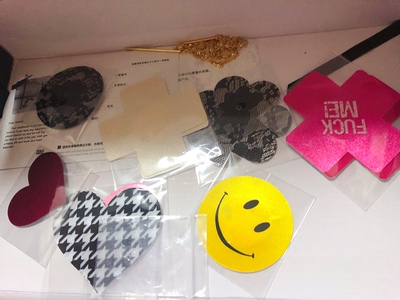 这样的乳贴真是太有趣了哈哈，买了很多个不重样的，每天都有惊喜？还有这次买的玻璃袜也是超级仙气无敌啦