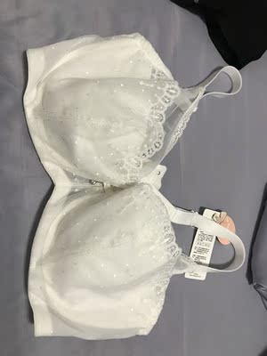 内衣舒服又漂亮，蕾丝真的超好看，穿上也不显胸大，是薄款的还蛮适合夏天穿