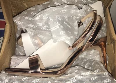 盒子被压的烂烂的... 盒子被压的烂烂的...