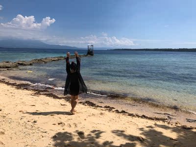 宝贝穿起来海边度假很美很显身材，只是这个价格质量不敢恭维，泳衣及外衫掉色严重做工一般，只是款式很好看，不过卖家服务很好之前由于自己原因拍错了码数客服积极帮助解决态度很好效率很高，想入手的小伙伴可以参考