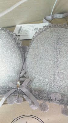 颜色很少女，特好看。没有钢圈，穿着也很舒服。感觉质量也还可以，价钱还便宜，性价比很高的。